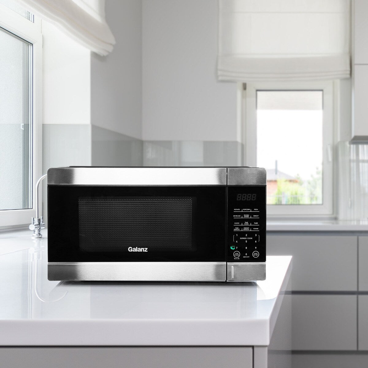 Four à micro-ondes de 0,9 pi³ et 900 W pour comptoir, noir, avec fonction de cuisson rapide en un seul toucher.