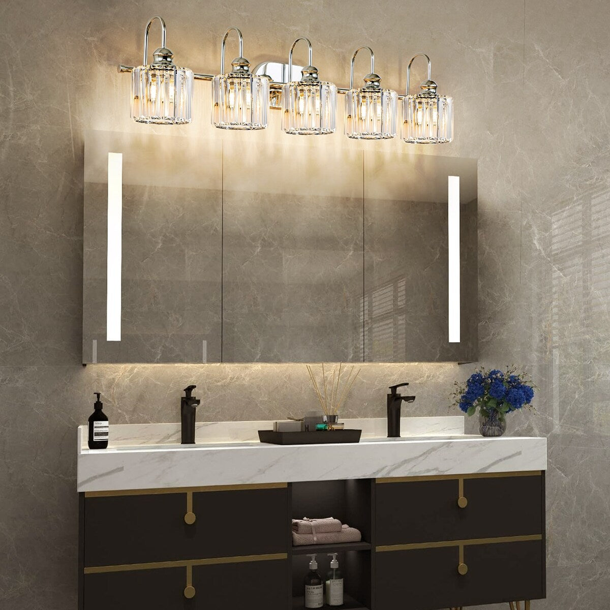 Éclairage de salle de bain linéaire à 5 lumières, à intensité variable, avec abat-jour en cristal cylindrique, style glamour.