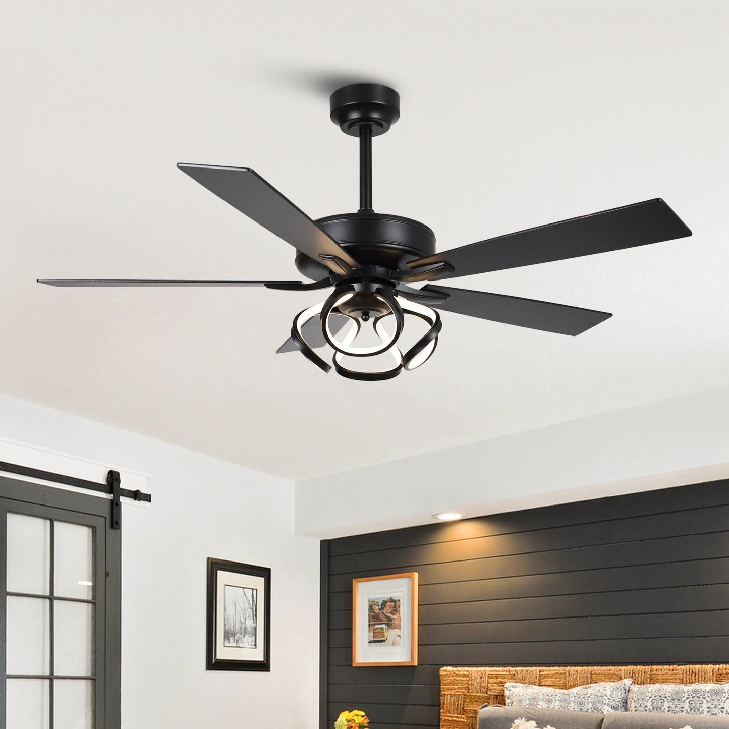 Ventilateur de plafond LED intérieur moderne de 52 pouces à 52 cm, chromé/noir, avec éclairage et télécommande, intensité variable.