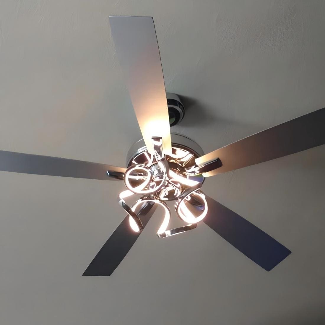 Ventilateur de plafond LED intérieur moderne de 52 pouces à 52 cm, chromé/noir, avec éclairage et télécommande, intensité variable.