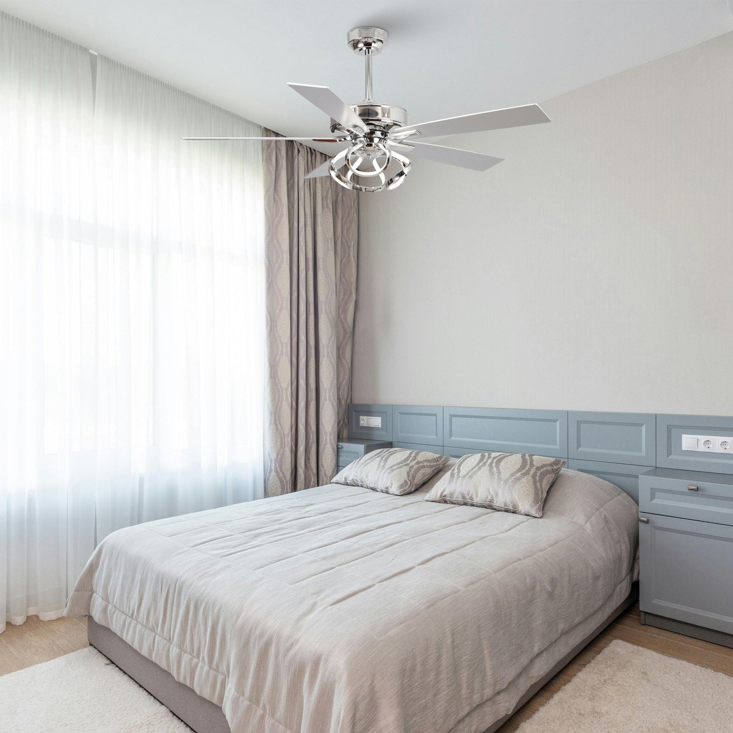 Ventilateur de plafond LED intérieur moderne de 52 pouces à 52 cm, chromé/noir, avec éclairage et télécommande, intensité variable.
