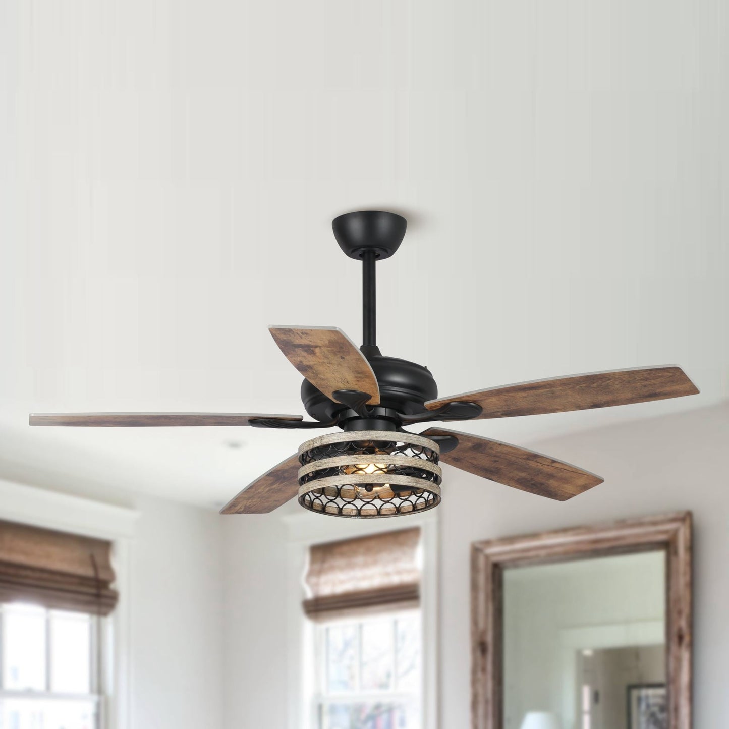 Ventilateur de plafond à 5 pales en bois flotté style farmhouse, avec cage noire et télécommande.