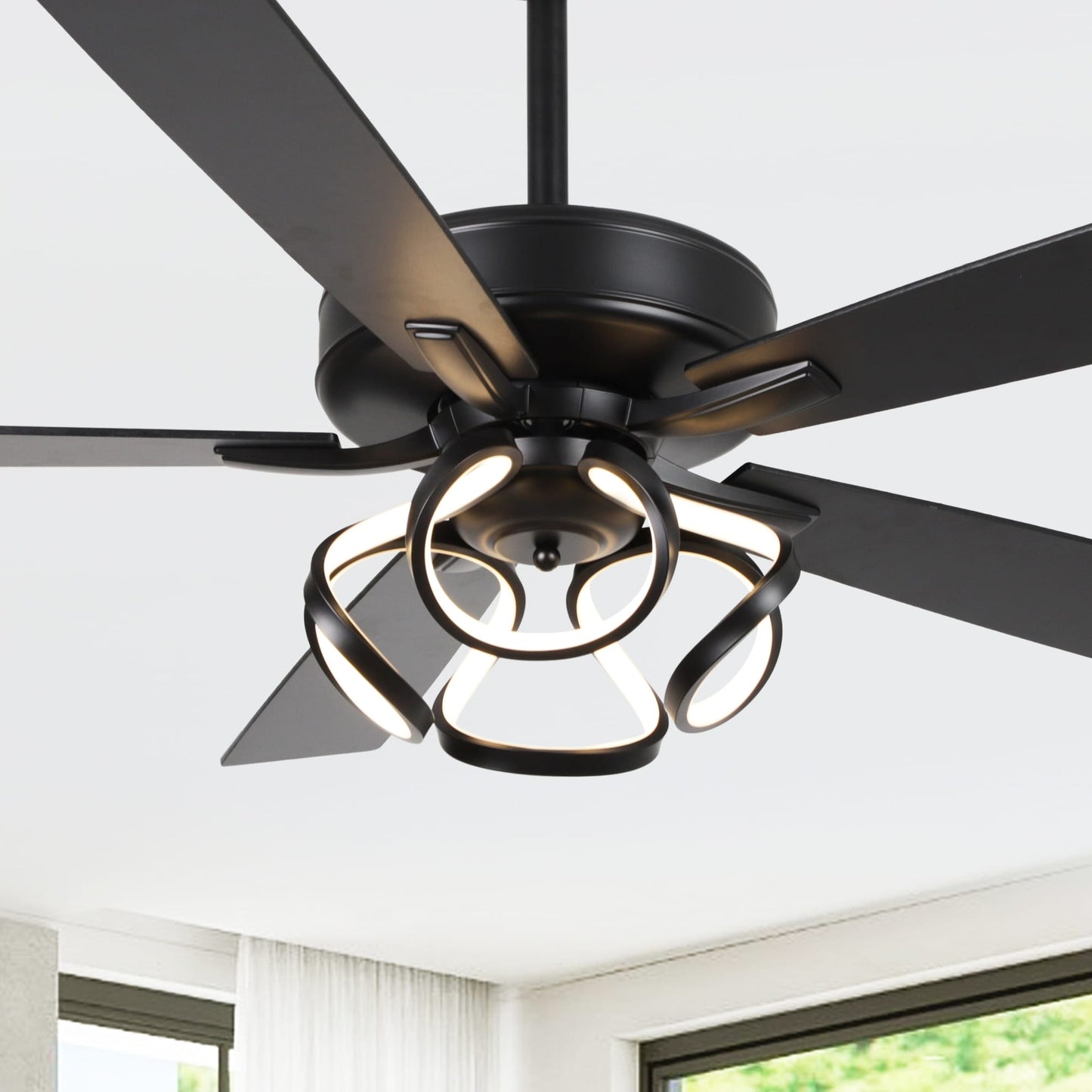 Ventilateur de plafond LED intérieur moderne de 52 pouces à 52 cm, chromé/noir, avec éclairage et télécommande, intensité variable.