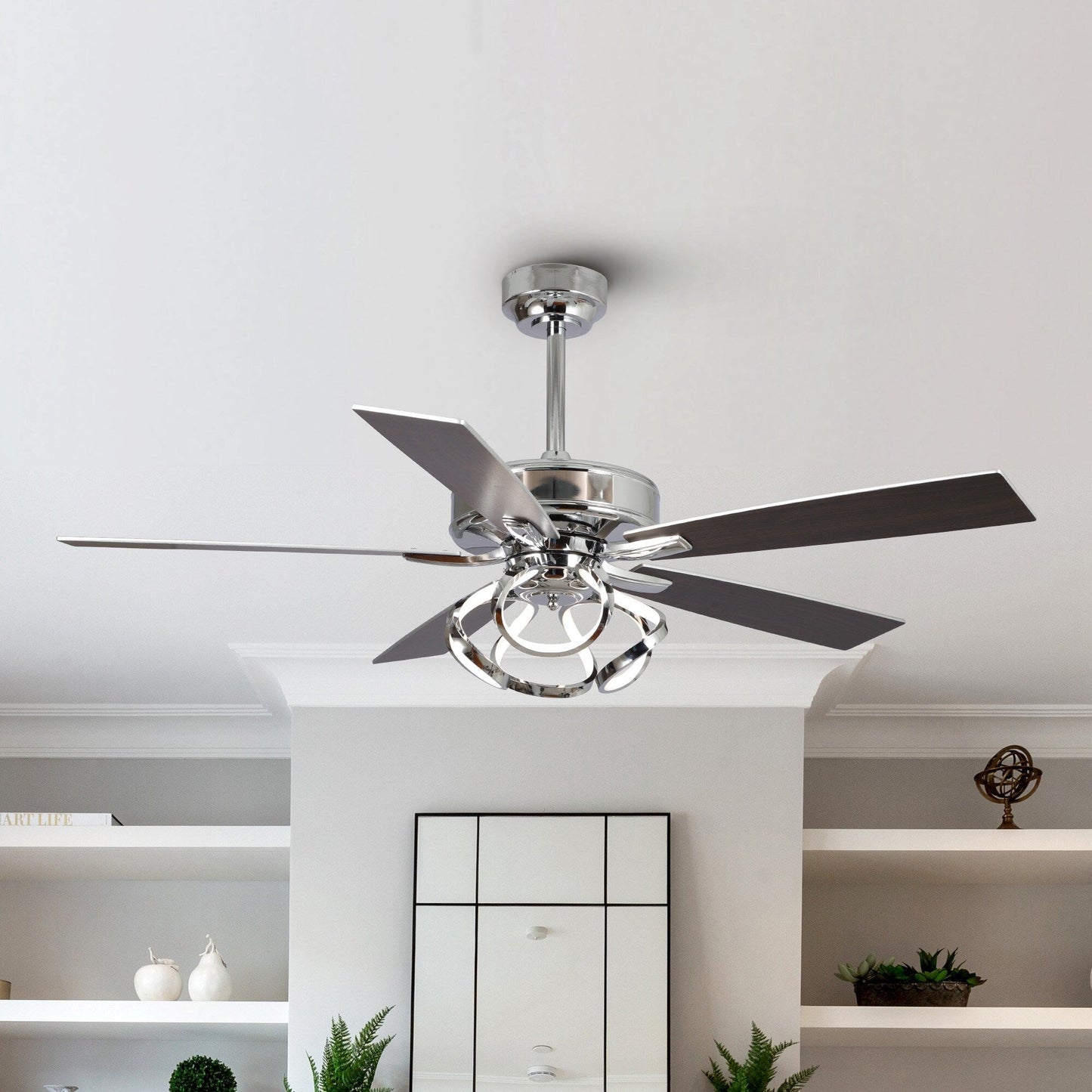 Ventilateur de plafond LED intérieur moderne de 52 pouces à 52 cm, chromé/noir, avec éclairage et télécommande, intensité variable.