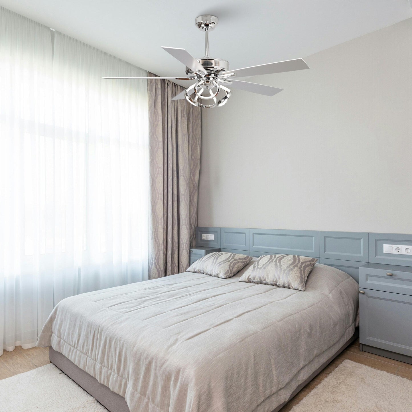 Ventilateur de plafond LED intérieur moderne de 52 pouces à 52 cm, chromé/noir, avec éclairage et télécommande, intensité variable.