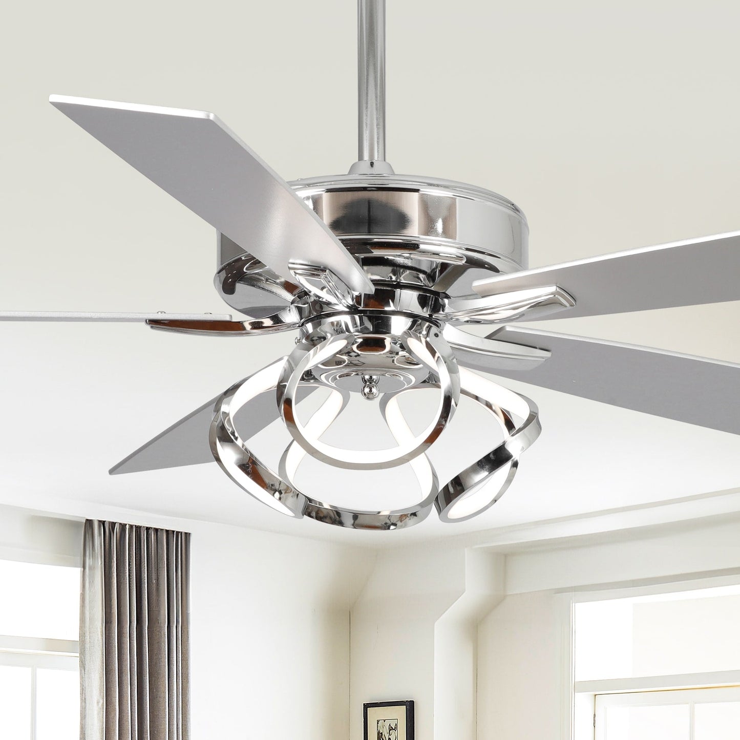 Ventilateur de plafond LED intérieur moderne de 52 pouces à 52 cm, chromé/noir, avec éclairage et télécommande, intensité variable.