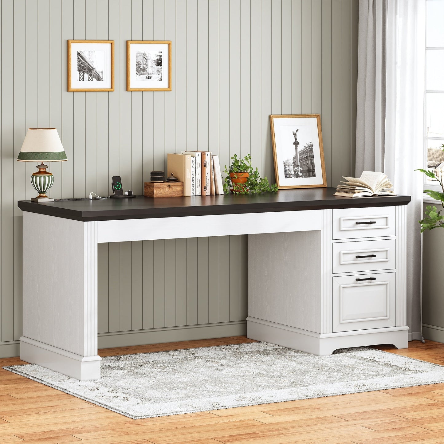 Bureau de direction style farmhouse, bureau de travail à domicile, avec tiroir à dossiers, support pour écran et prise de courant.