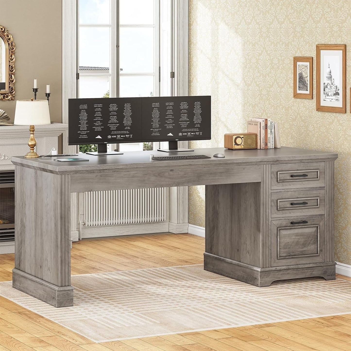 Bureau de direction style farmhouse, bureau de travail à domicile, avec tiroir à dossiers, support pour écran et prise de courant.