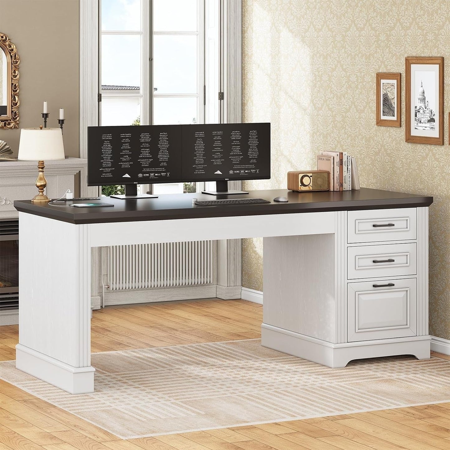 Bureau de direction style farmhouse, bureau de travail à domicile, avec tiroir à dossiers, support pour écran et prise de courant.