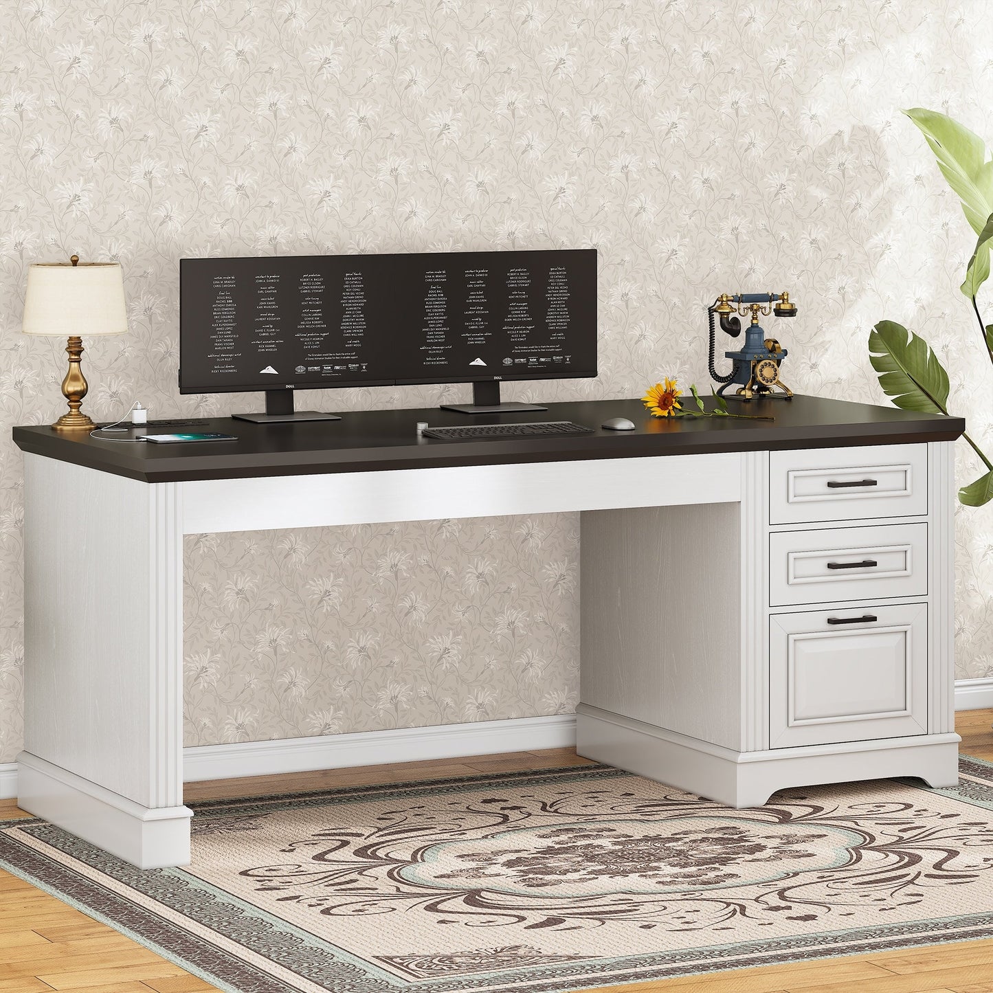 Bureau de direction style farmhouse, bureau de travail à domicile, avec tiroir à dossiers, support pour écran et prise de courant.