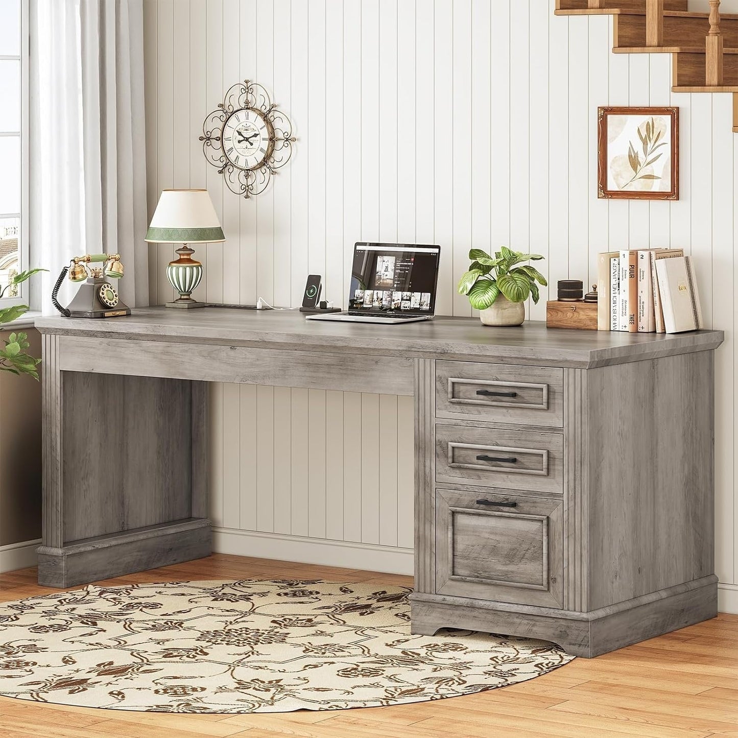 Bureau de direction style farmhouse, bureau de travail à domicile, avec tiroir à dossiers, support pour écran et prise de courant.