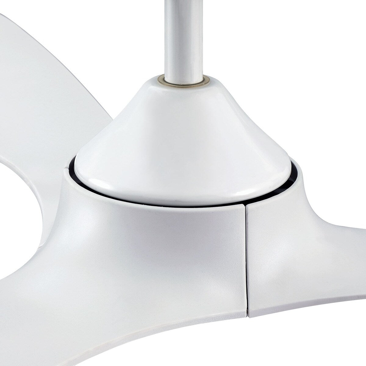 Ventilateur de plafond à 56 pouces, moderne, noir, à 3 pales, avec moteur à courant continu et télécommande.