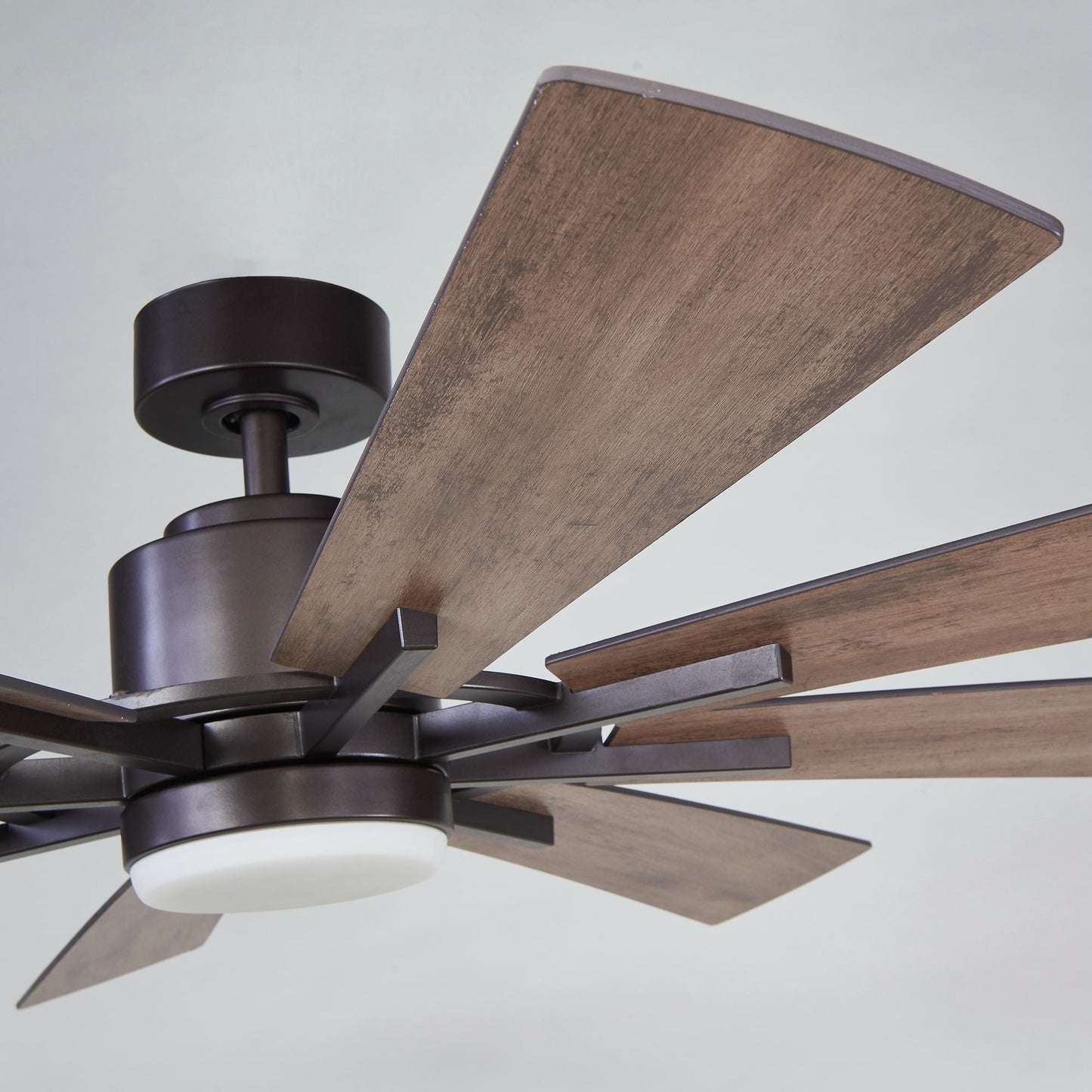 Ventilateur de plafond à 60 pouces en bronze huilé, grand modèle, avec éclairage et télécommande.