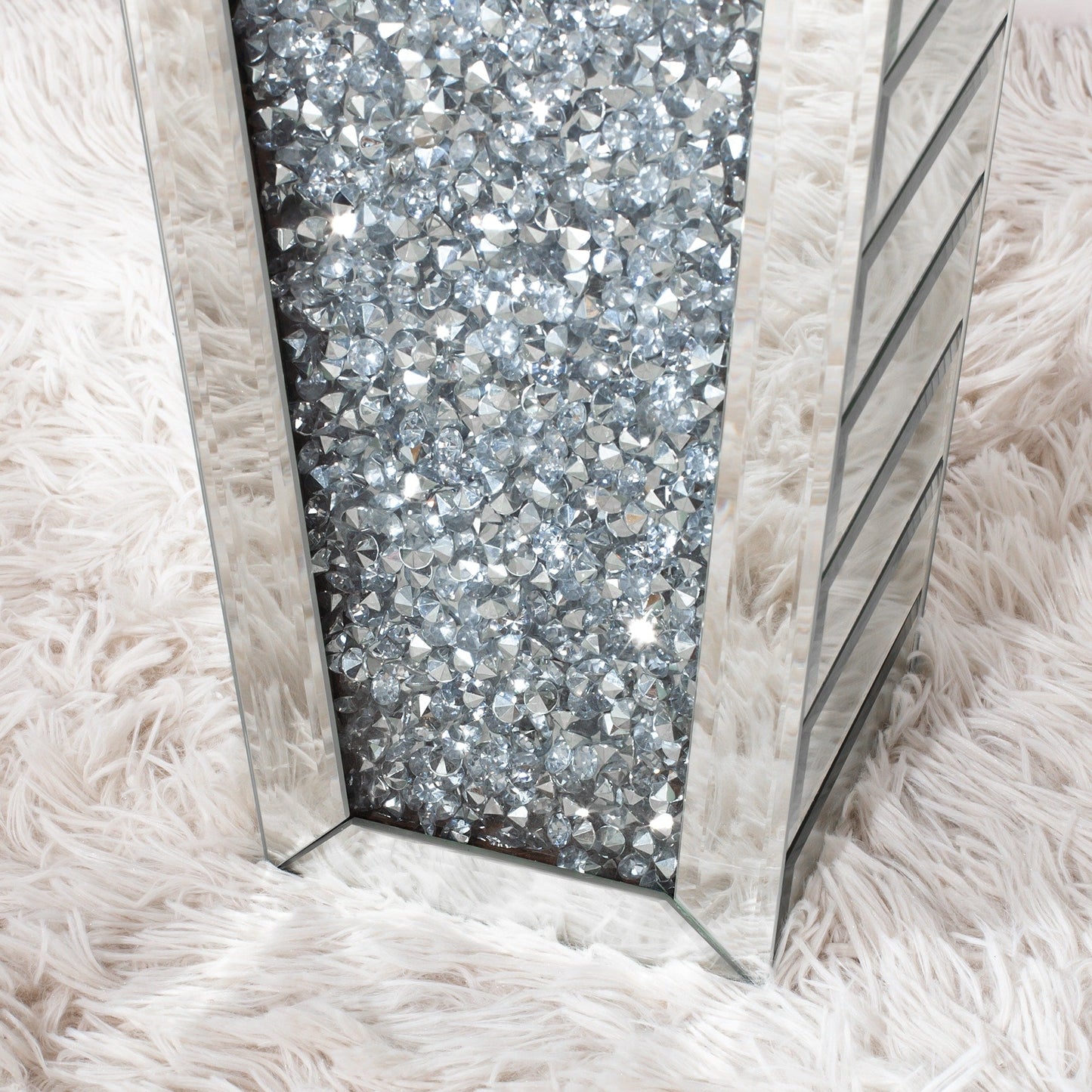 Grand vase de sol en verre concassé et décoré de diamants