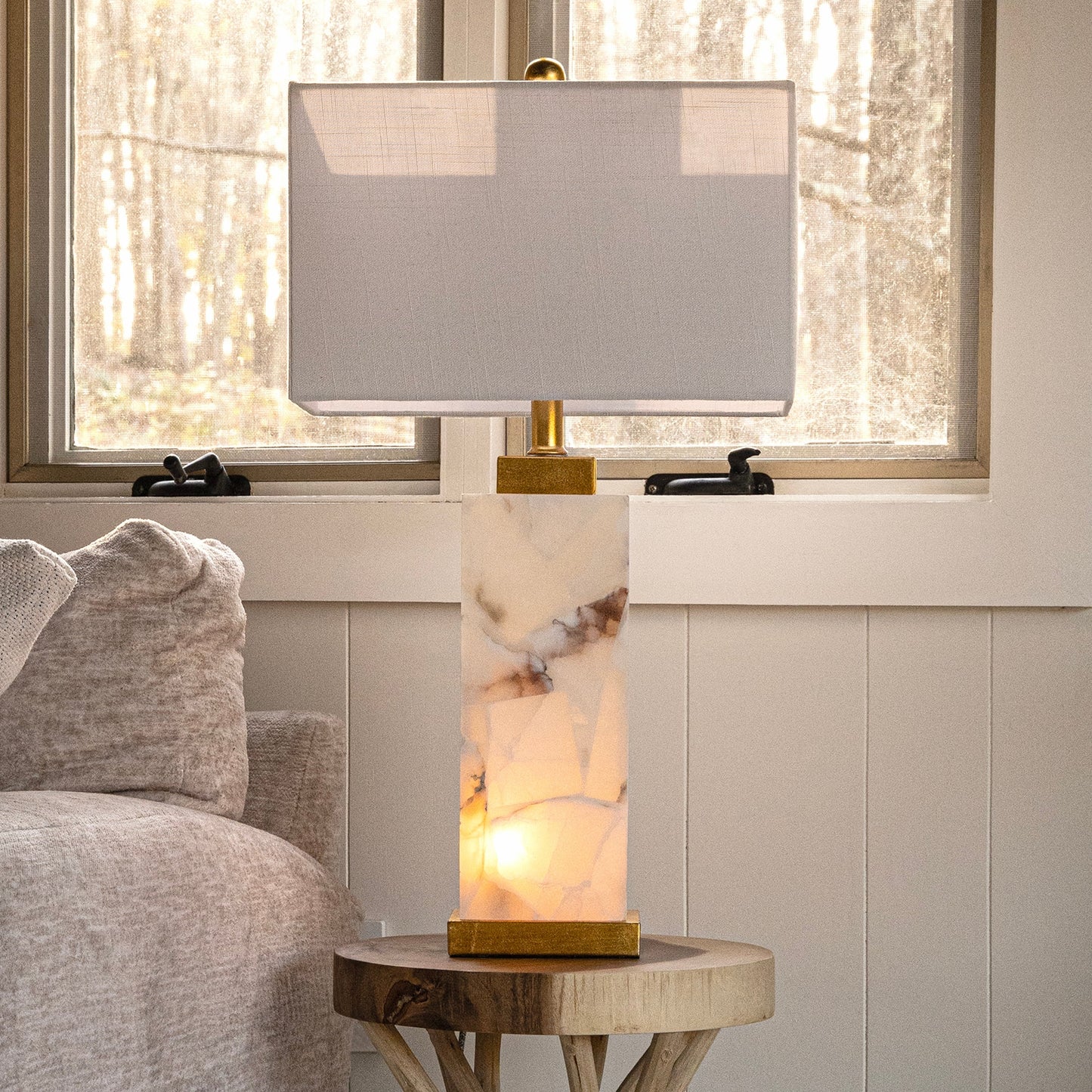 Lampe de table Eloise en albâtre avec LED, 27,5 pouces, blanc/feuille d'or par JONATHAN Y