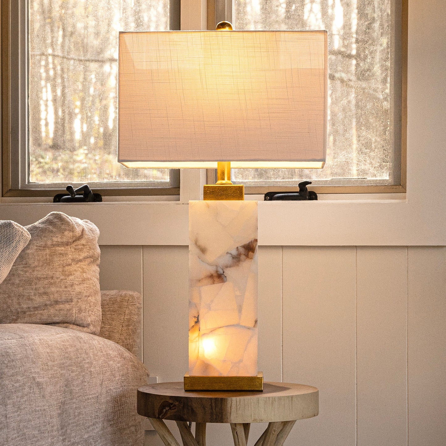 Lampe de table Eloise en albâtre avec LED, 27,5 pouces, blanc/feuille d'or par JONATHAN Y
