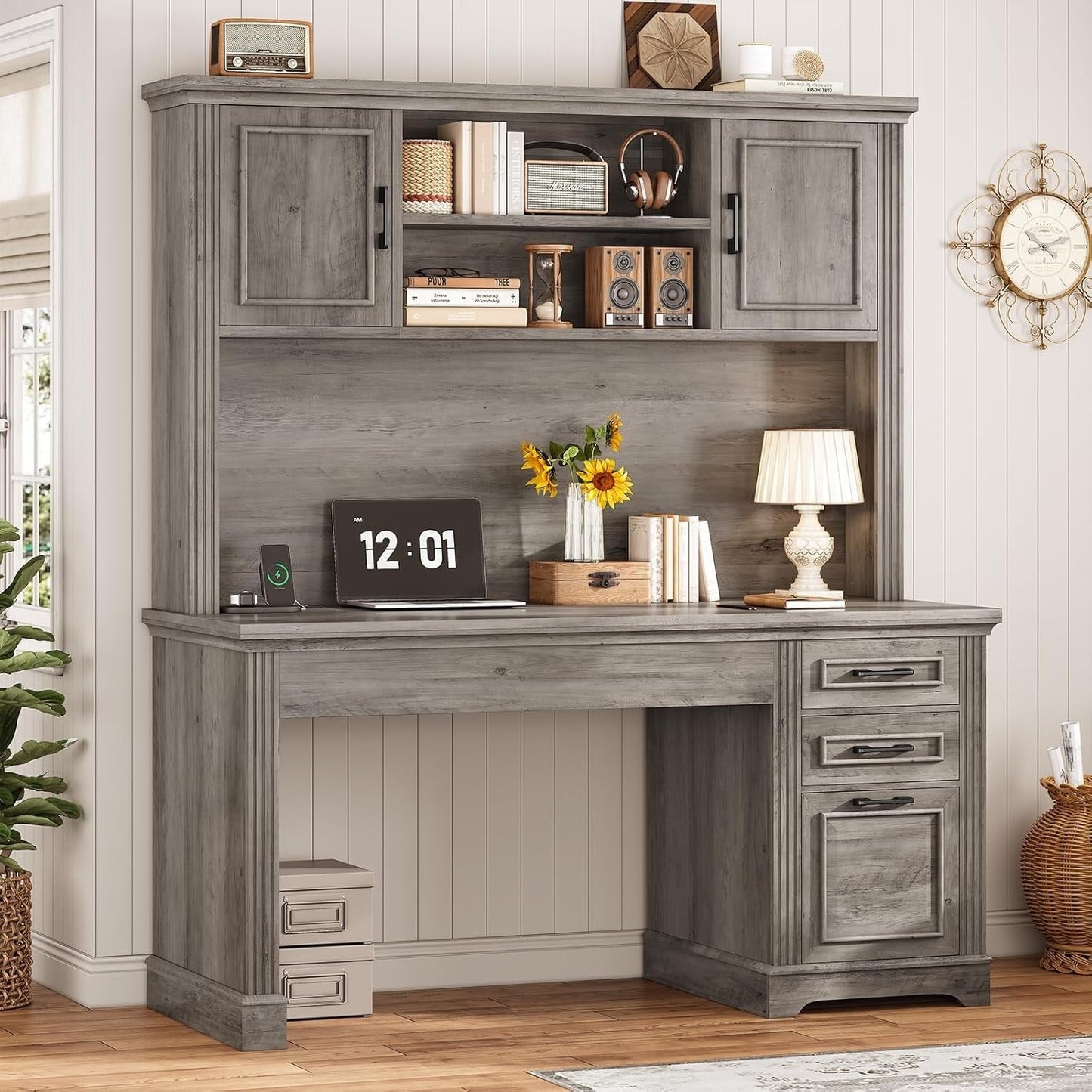 Bureau de direction style farmhouse, bureau de travail à domicile, avec tiroir à dossiers, support pour écran et prise de courant.