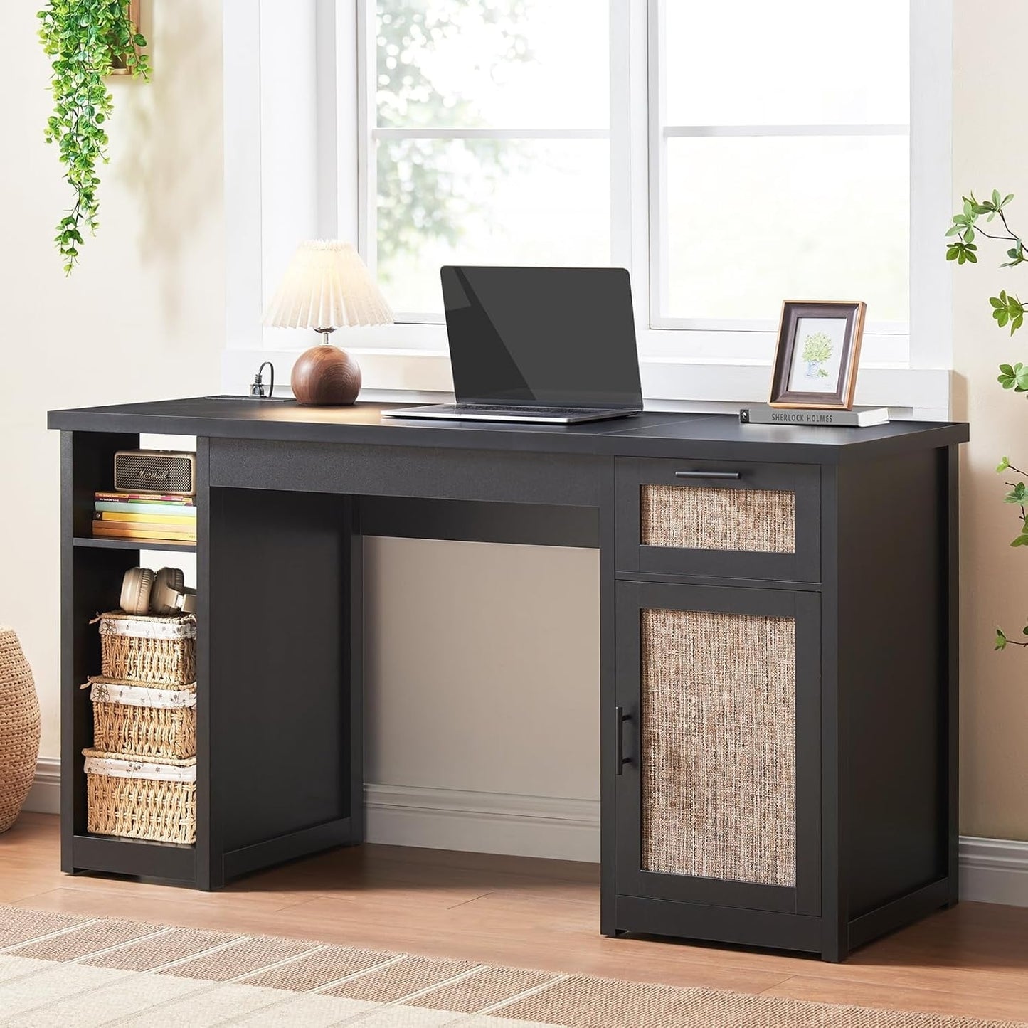 Bureau de direction style farmhouse, bureau de travail à domicile, avec tiroir à dossiers, support pour écran et prise de courant.