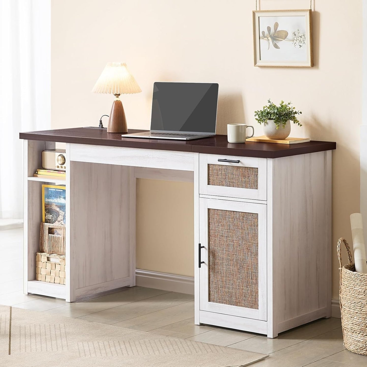 Bureau de direction style farmhouse, bureau de travail à domicile, avec tiroir à dossiers, support pour écran et prise de courant.