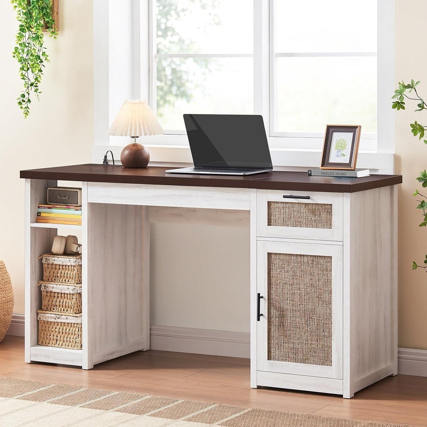 Bureau de direction style farmhouse, bureau de travail à domicile, avec tiroir à dossiers, support pour écran et prise de courant.