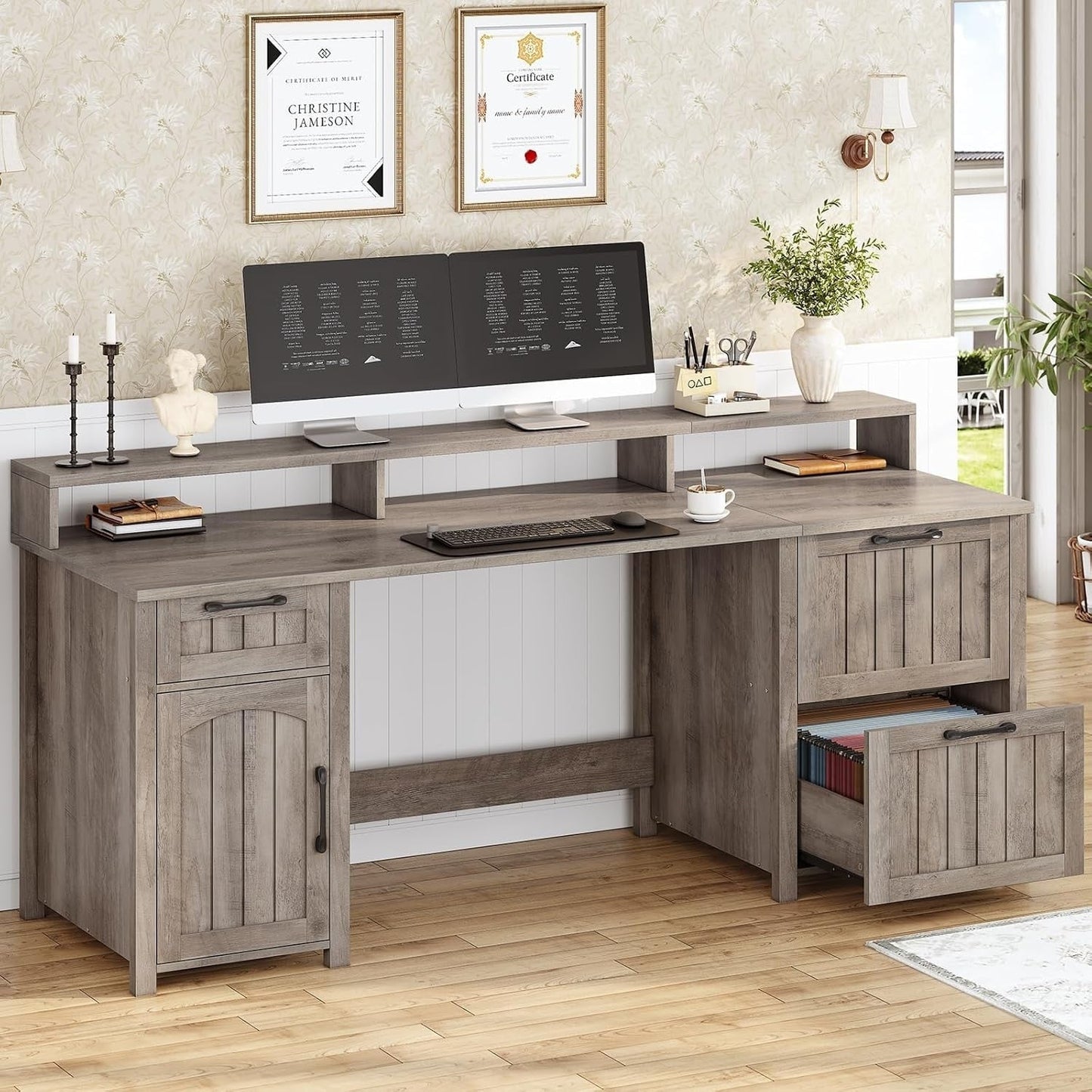 Bureau de direction style farmhouse, bureau de travail à domicile, avec tiroir à dossiers, support pour écran et prise de courant.