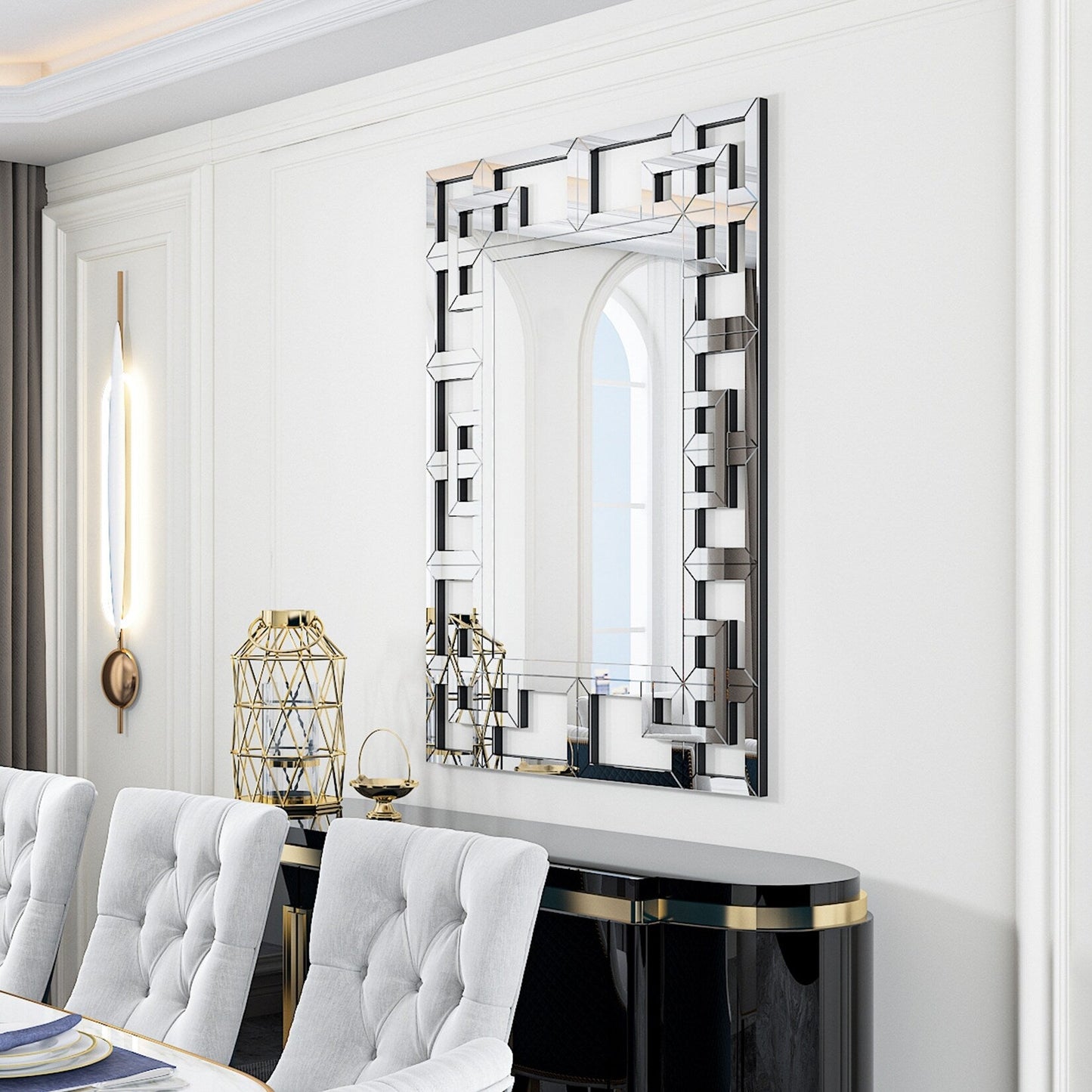 Grand miroir décoratif mural avec cadre géométrique argenté.