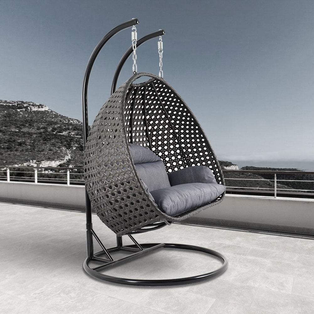 LeisureMod Chaise suspendue en forme d'œuf pour 2 personnes avec support - Hamac balançoire en rotin tressé pour intérieur/extérieur avec coussins