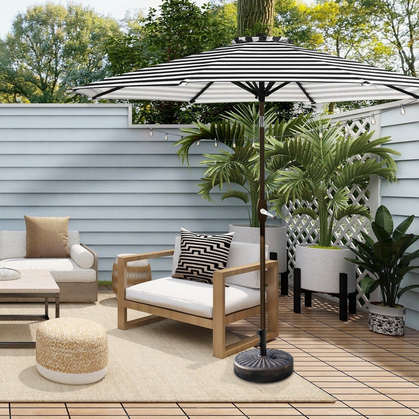 Parasol de terrasse Lopes de 2,7 m avec socle à poids bronze inclus.