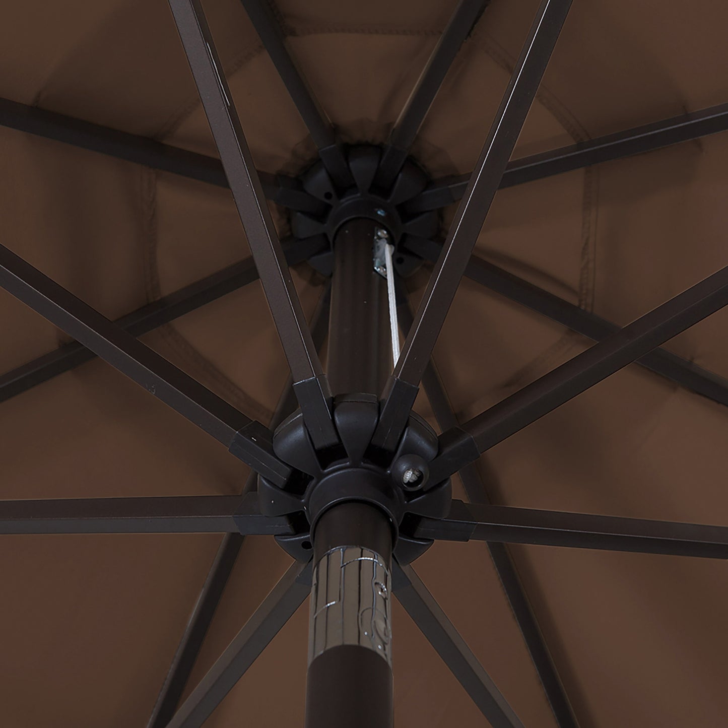 Parasol de terrasse Lopes de 2,7 m avec socle à poids bronze inclus.