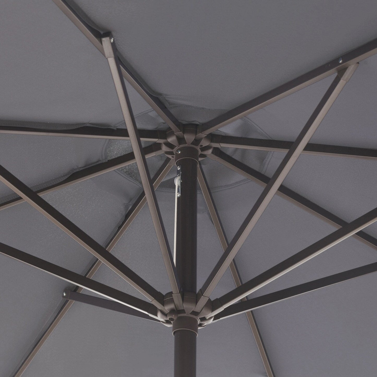 Parasol de terrasse Lopes de 2,7 m avec socle à poids bronze inclus.