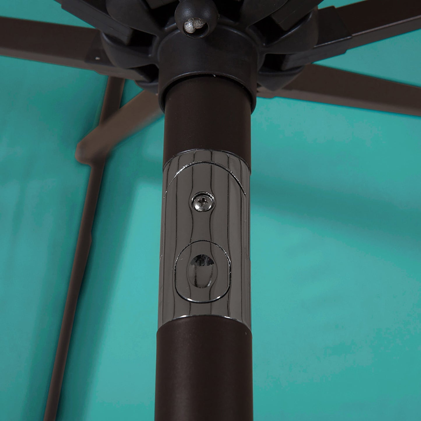 Parasol de terrasse Lopes de 2,7 m avec socle à poids bronze inclus.