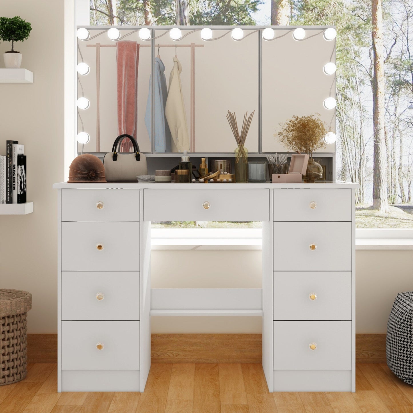 Coiffeuse avec miroir à trois volets, éclairage certifié et plateau en verre.