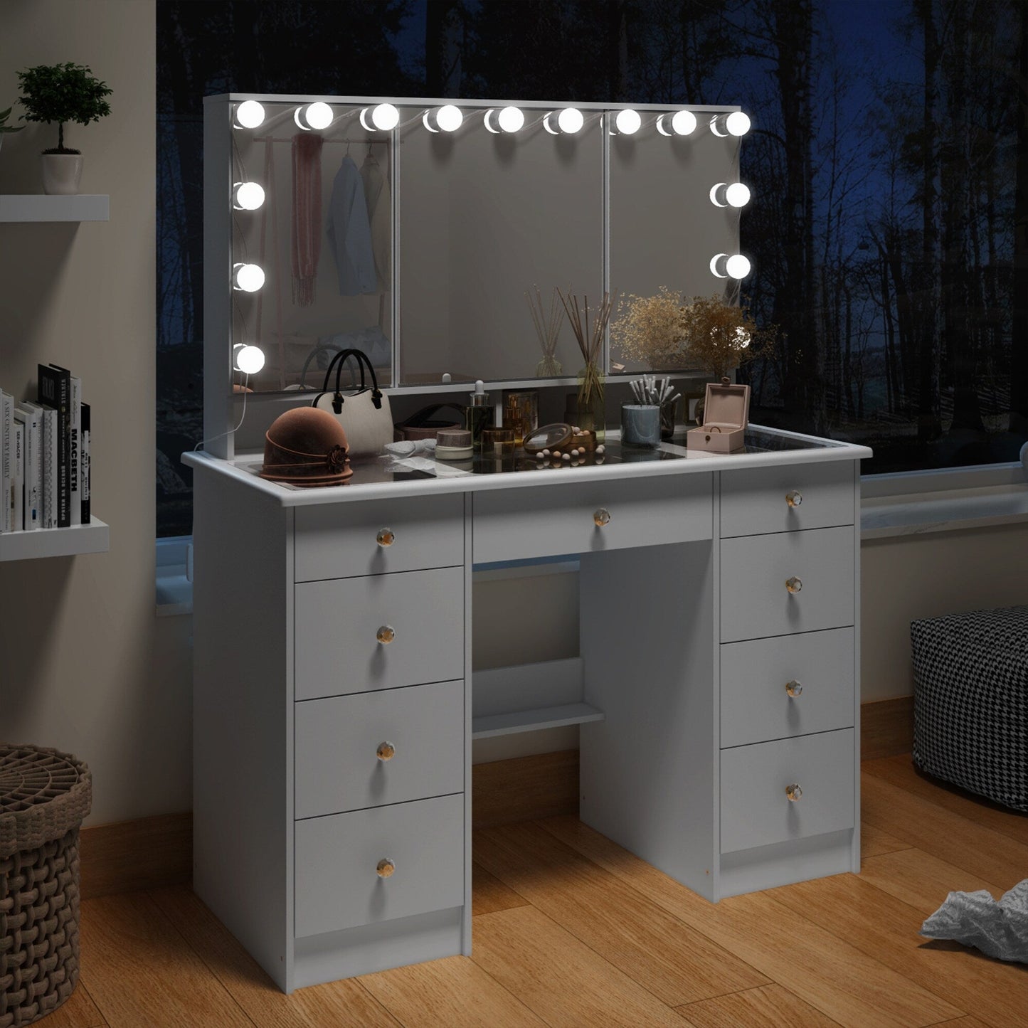 Coiffeuse avec miroir à trois volets, éclairage certifié et plateau en verre.