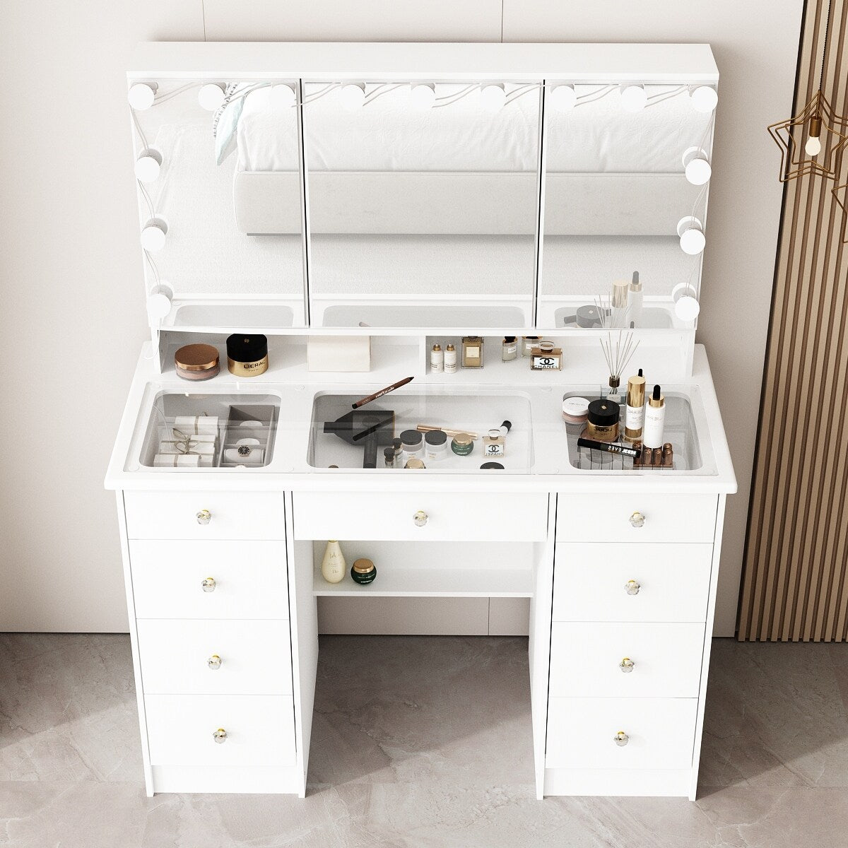 Coiffeuse avec miroir à trois volets, éclairage certifié et plateau en verre.