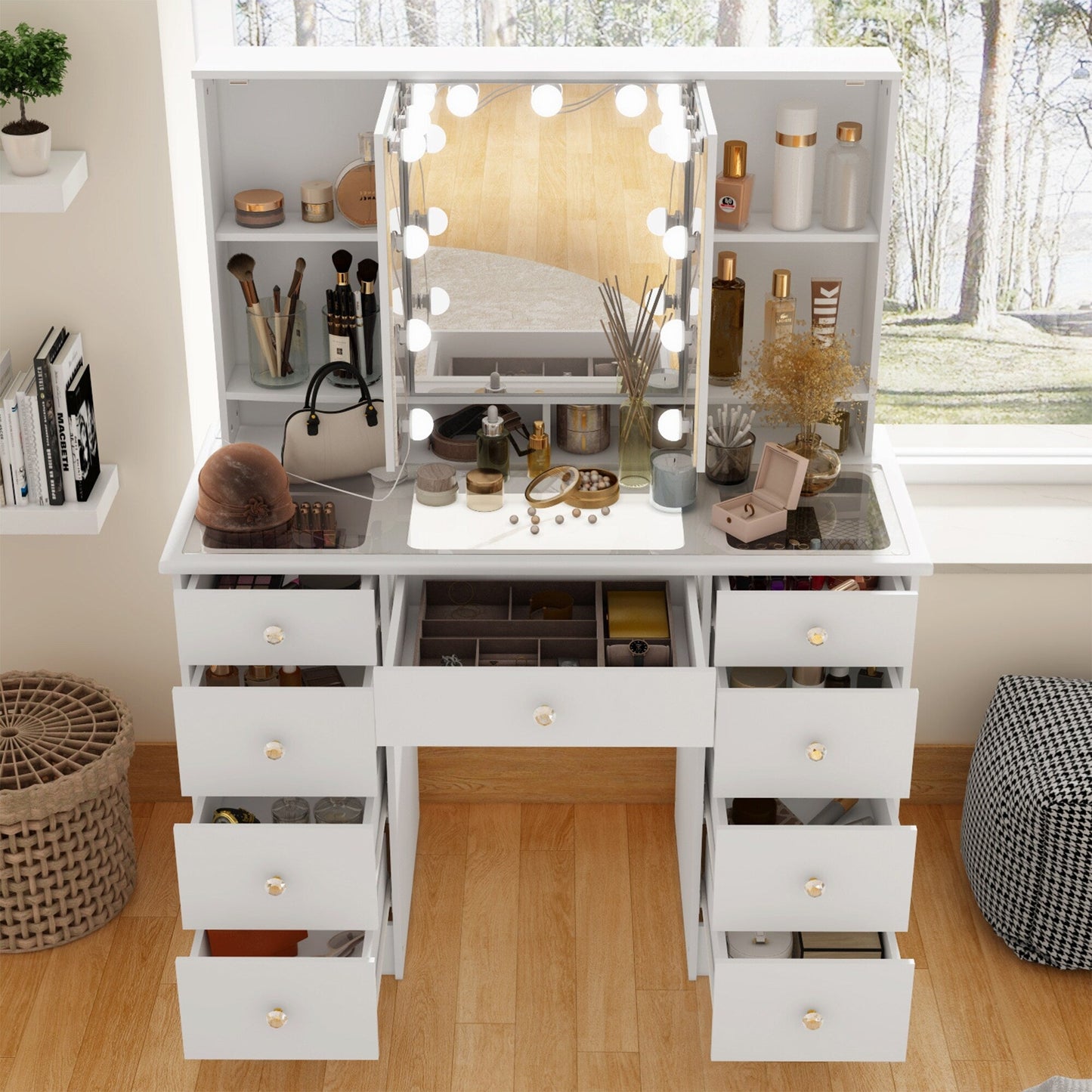 Coiffeuse avec miroir à trois volets, éclairage certifié et plateau en verre.
