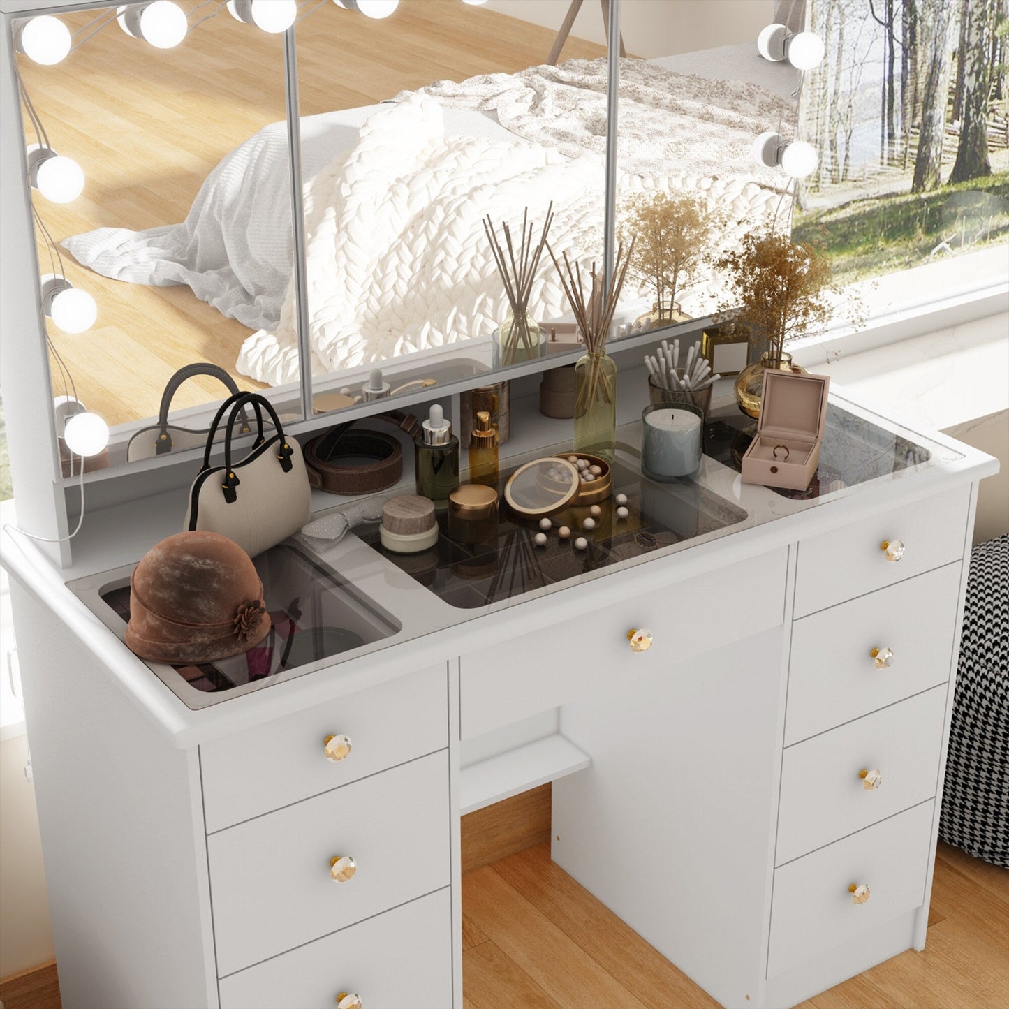 Coiffeuse avec miroir à trois volets, éclairage certifié et plateau en verre.