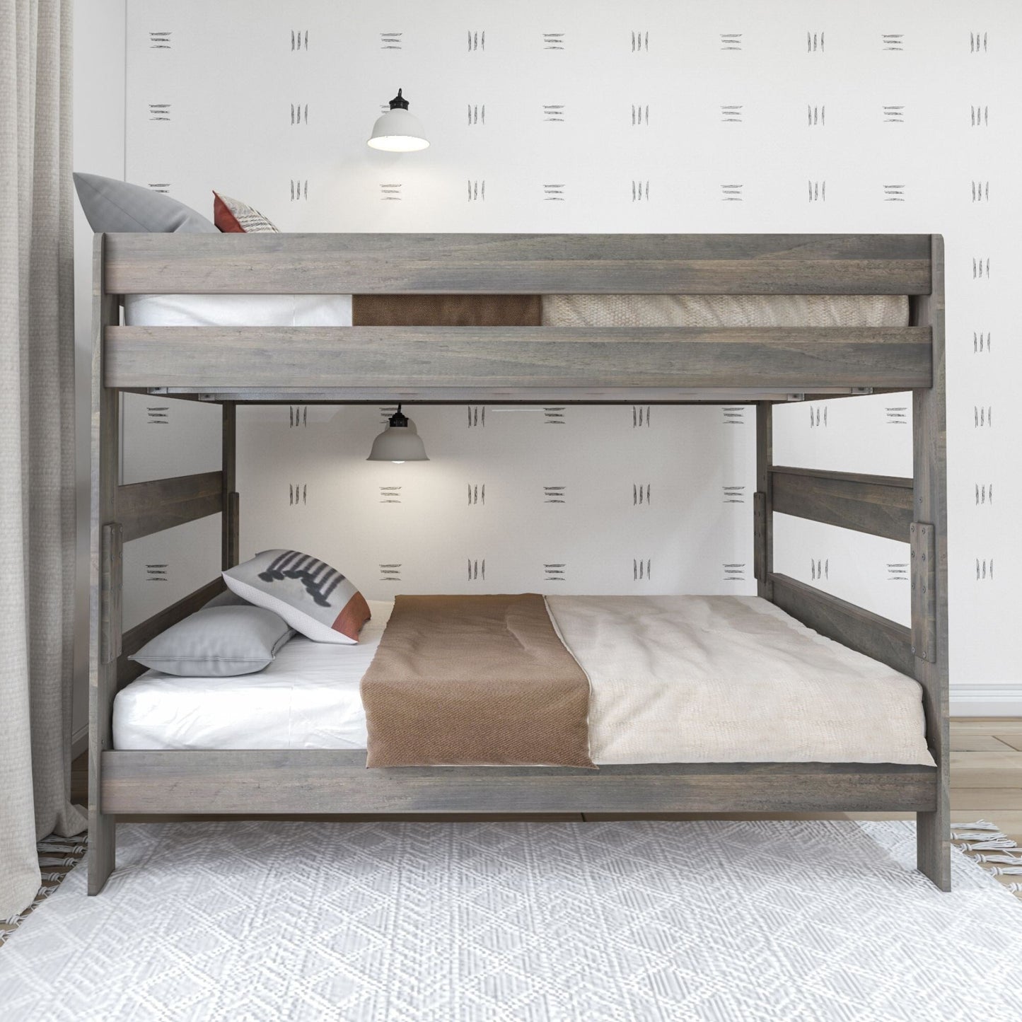 Lit superposé Max and Lily Farmhouse, avec un lit double en dessous et un lit queen size au-dessus.