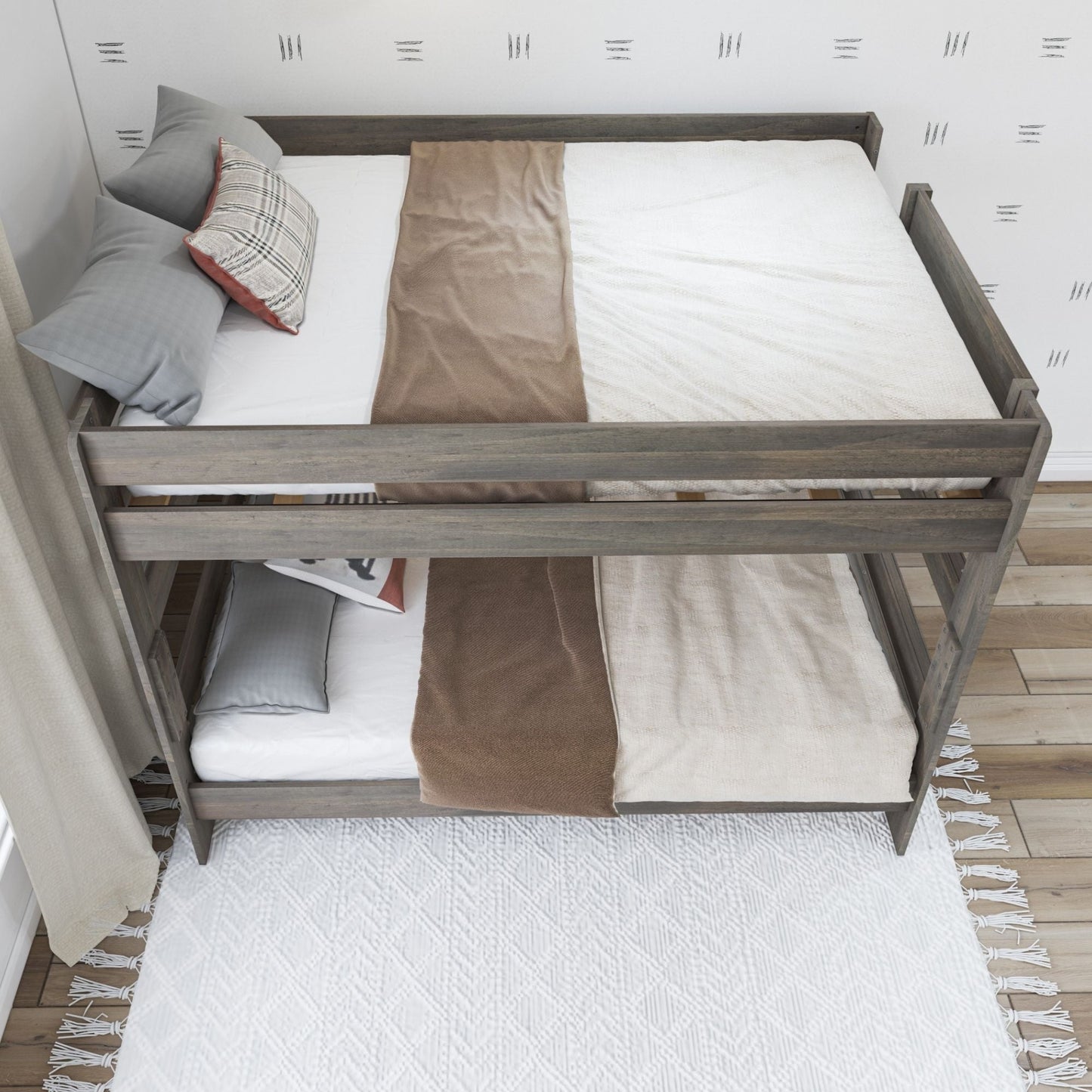 Lit superposé Max and Lily Farmhouse, avec un lit double en dessous et un lit queen size au-dessus.