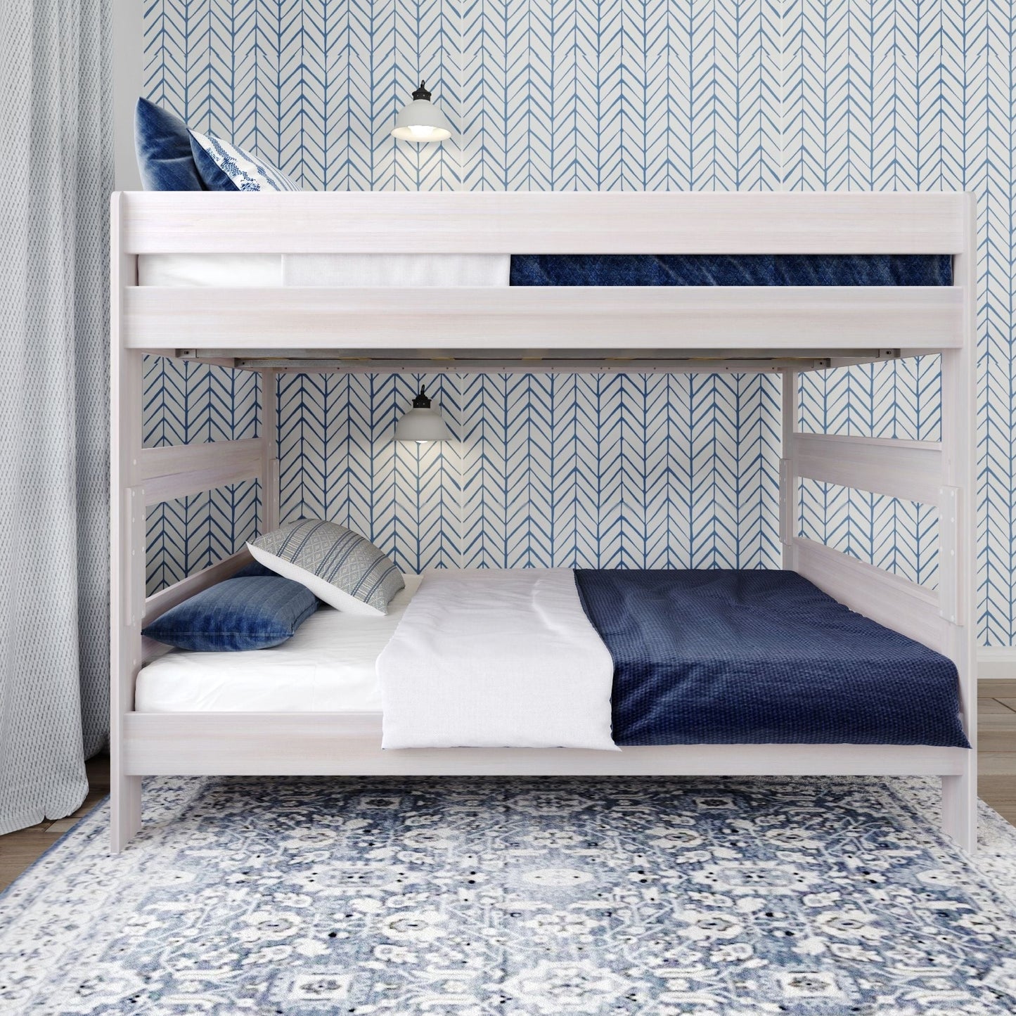 Lit superposé Max and Lily Farmhouse, avec un lit double en dessous et un lit queen size au-dessus.