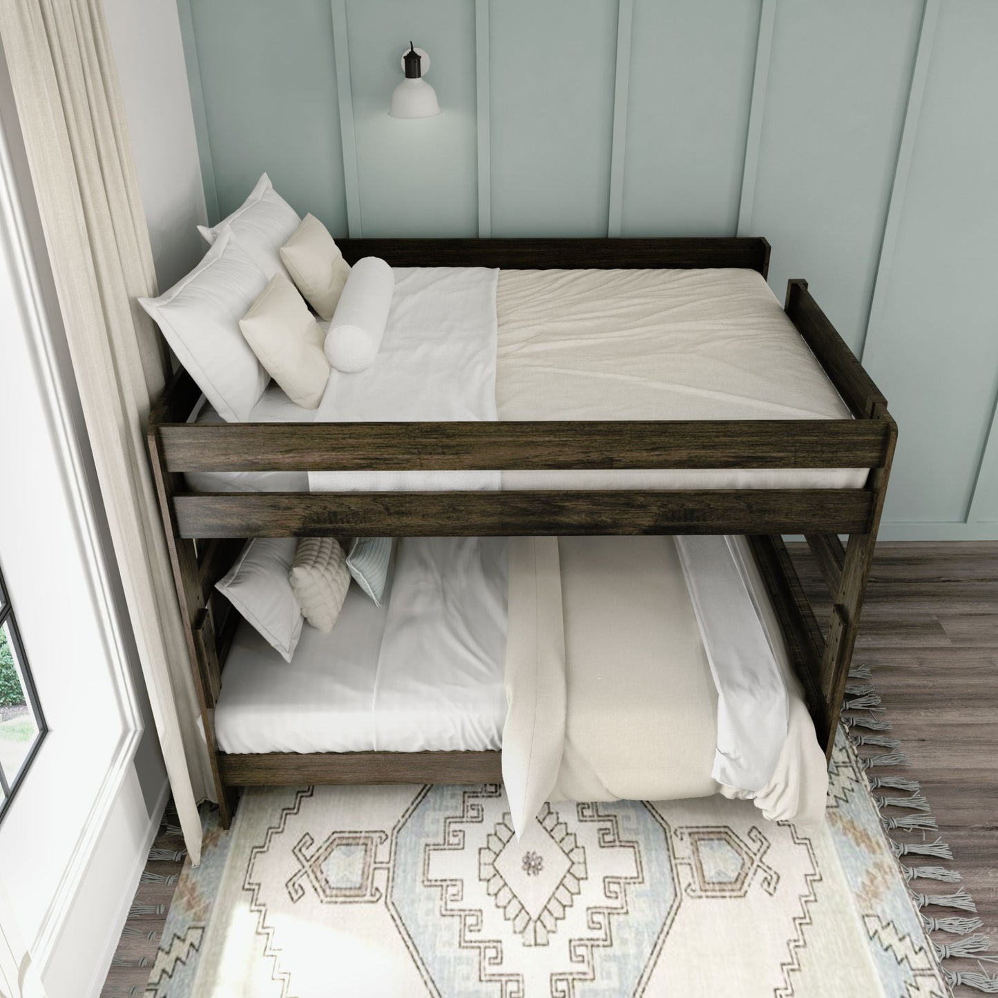 Lit superposé Max and Lily Farmhouse, avec un lit double en dessous et un lit queen size au-dessus.