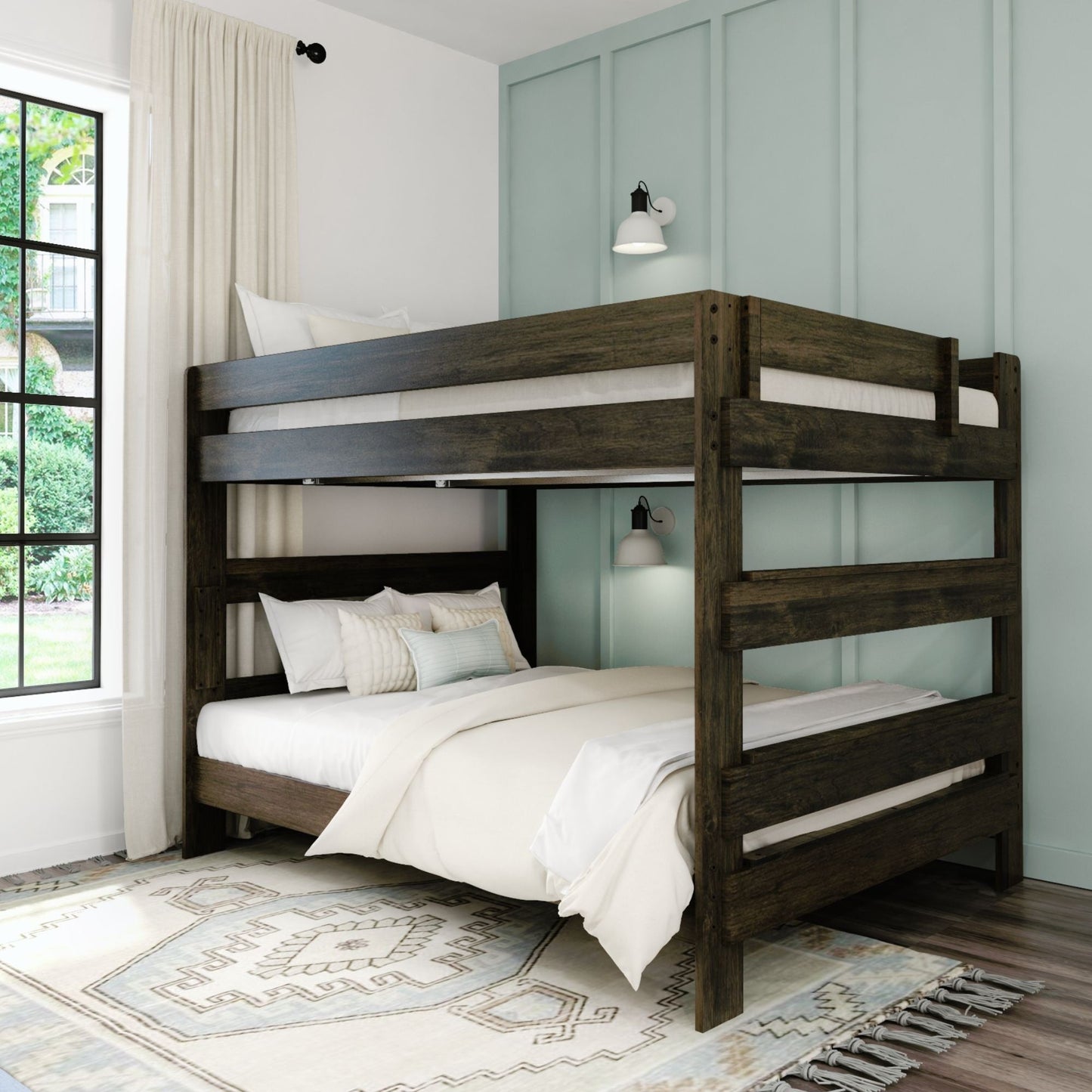 Lit superposé Max and Lily Farmhouse, avec un lit double en dessous et un lit queen size au-dessus.