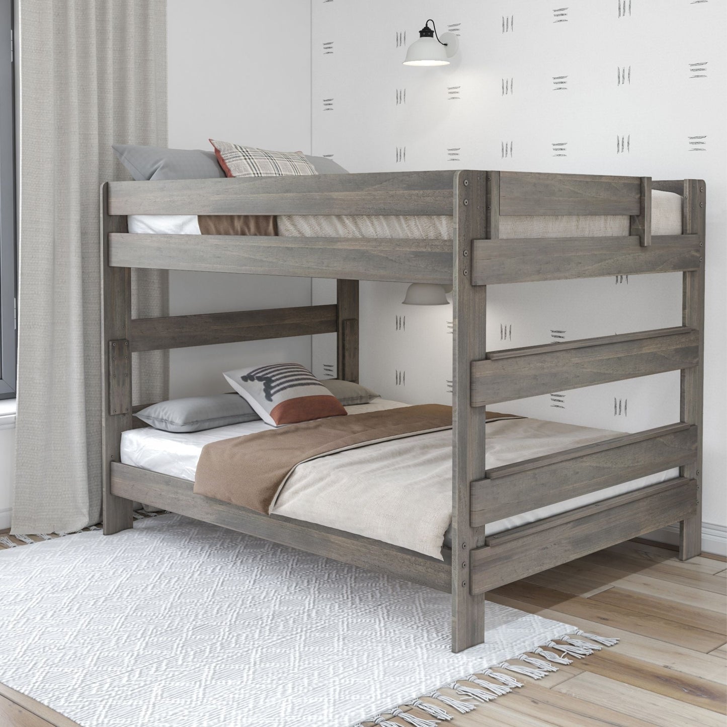 Lit superposé Max and Lily Farmhouse, avec un lit double en dessous et un lit queen size au-dessus.