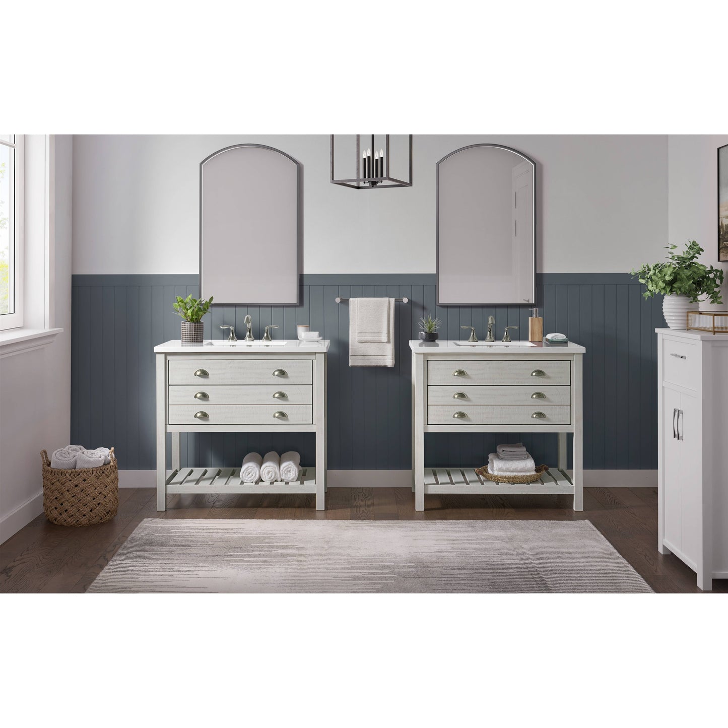 Meuble-lavabo de salle de bain simple Monterey 37, style farmhouse, avec plan de travail.