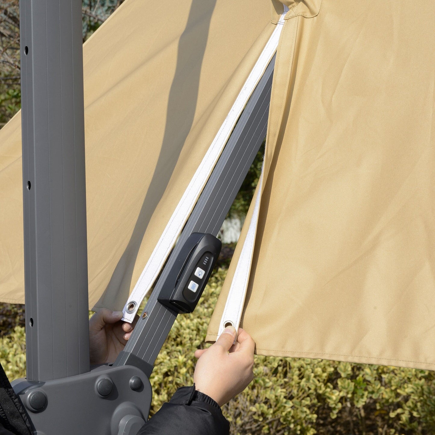 Parasol de jardin Outsunny 10ft à LED solaire, parasol suspendu déporté avec rotation à 360°, base en croix, 8 baleines, inclinable et à manivelle