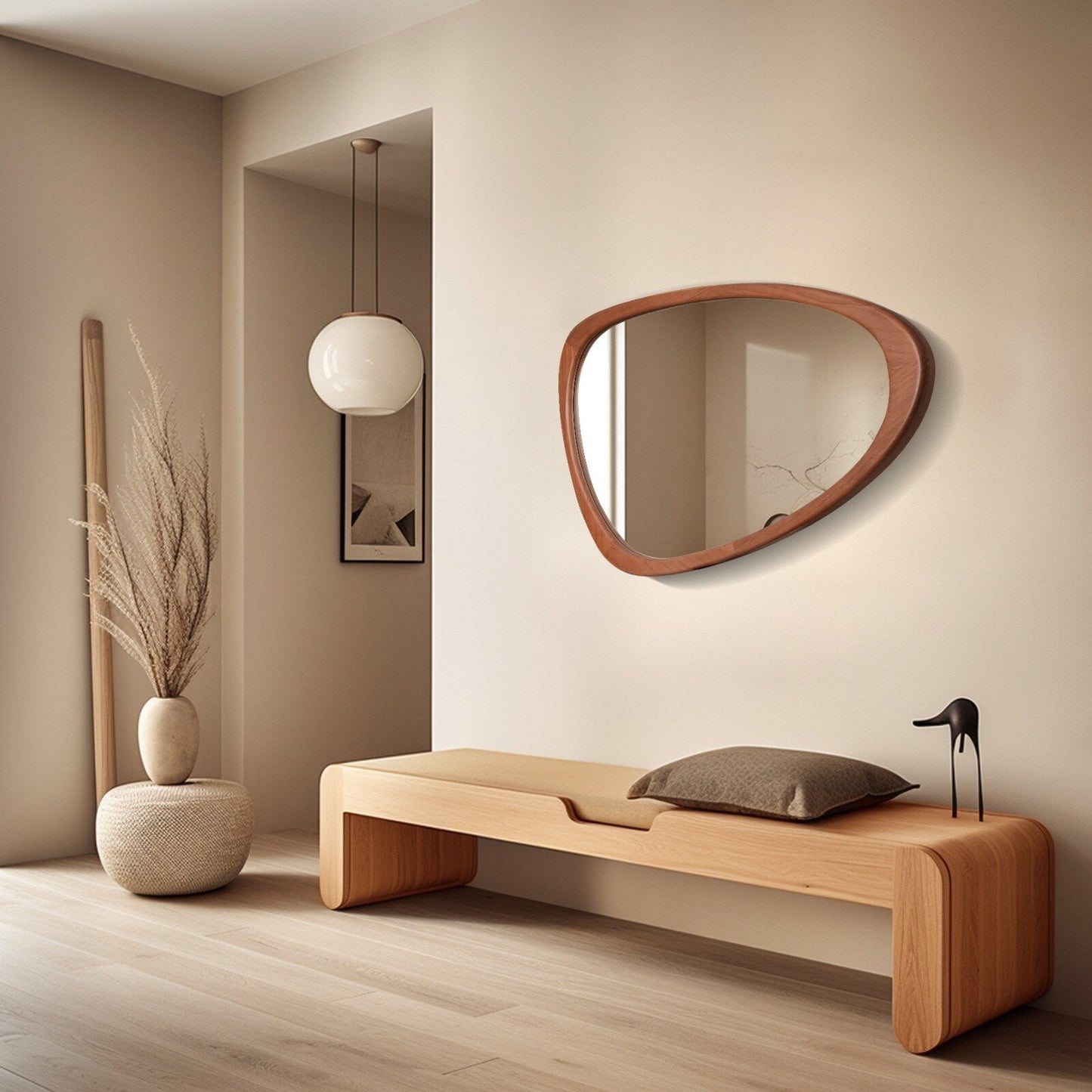 Miroir mural asymétrique en forme de galet avec cadre en pin.