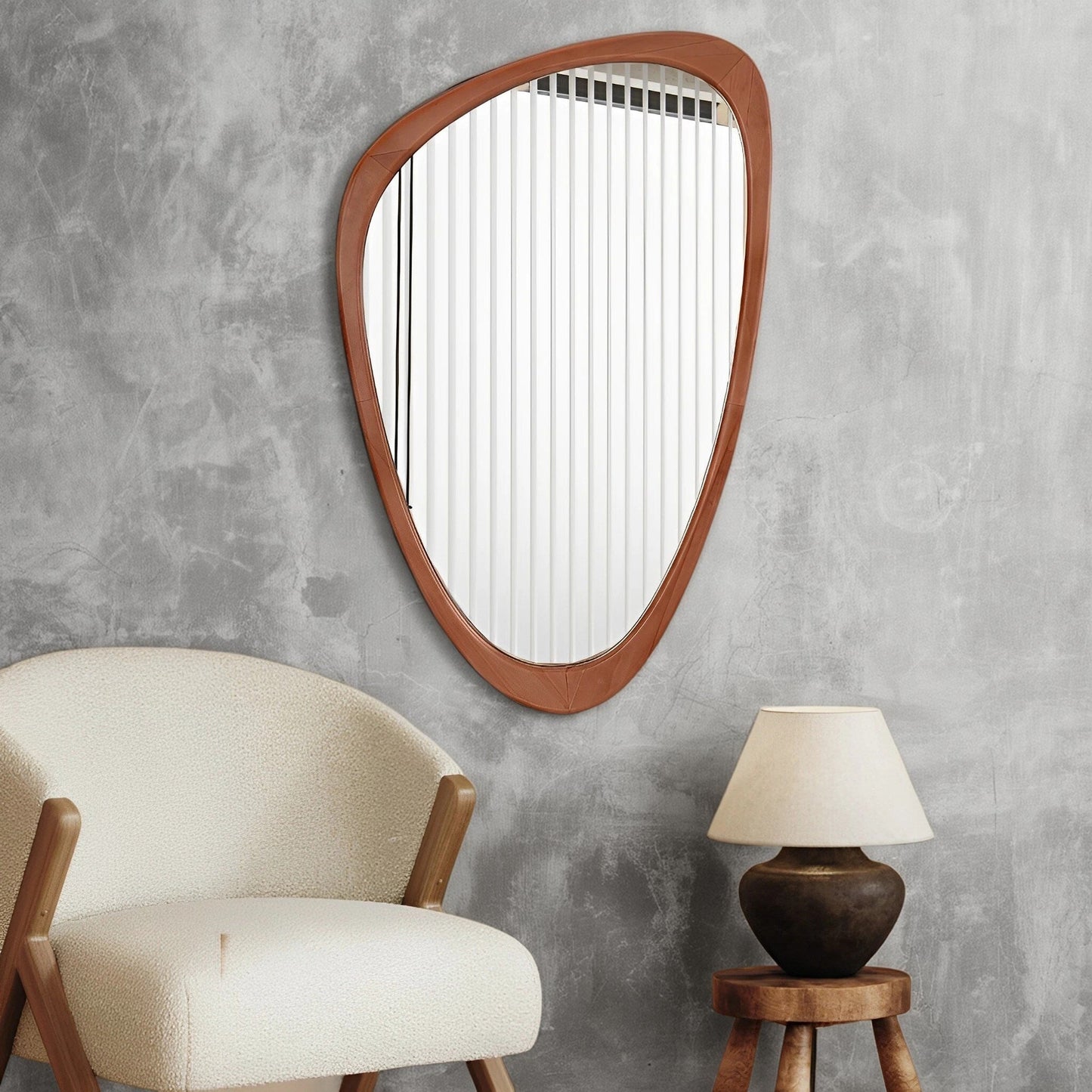Miroir mural asymétrique en forme de galet avec cadre en pin.