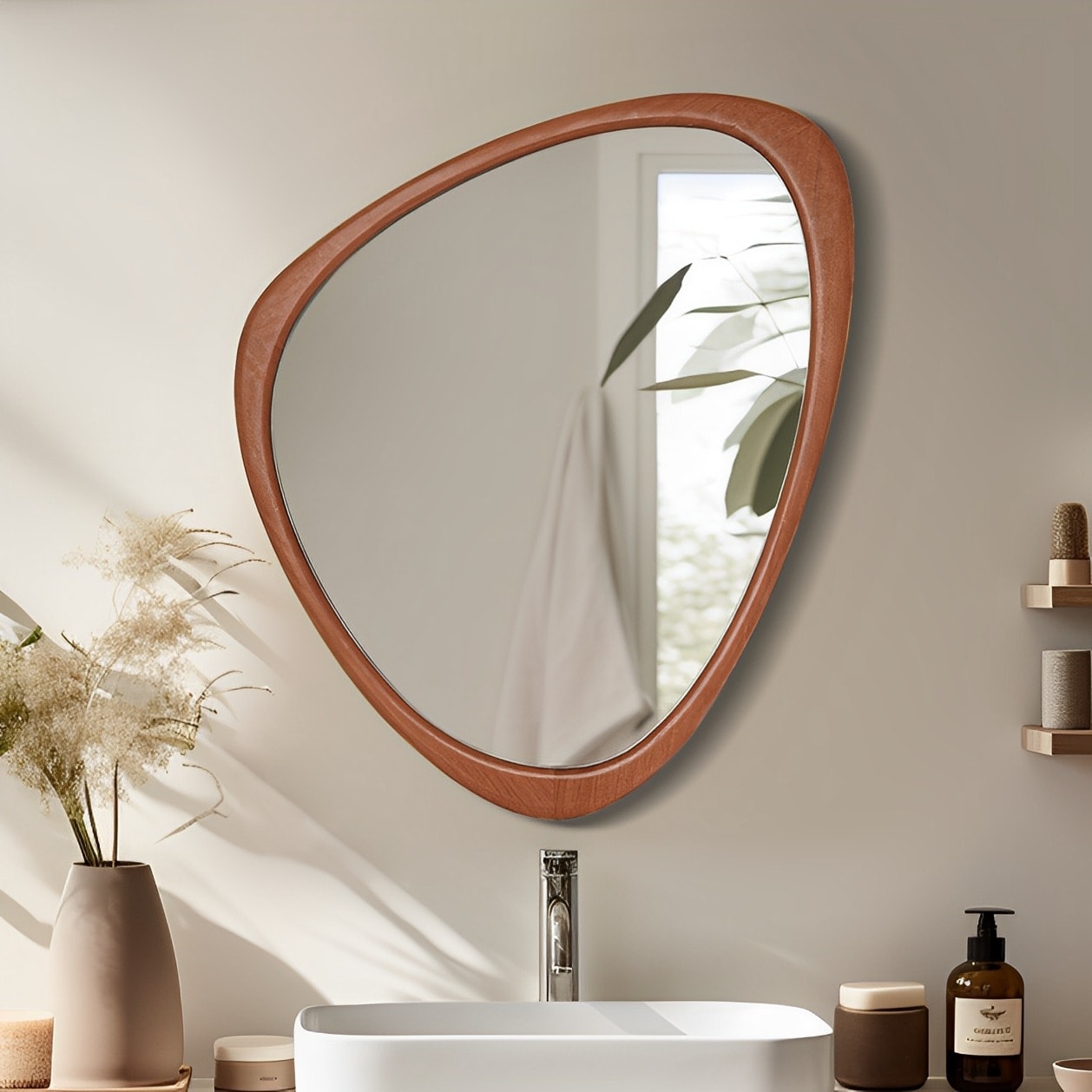 Miroir mural asymétrique en forme de galet avec cadre en pin.