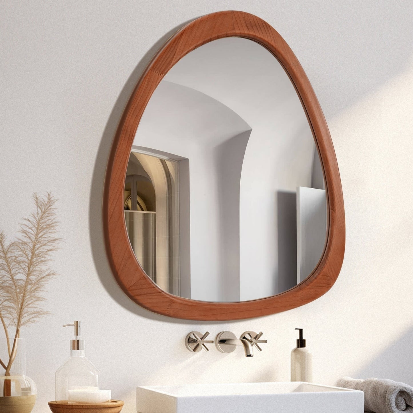 Miroir mural asymétrique en forme de galet avec cadre en pin.