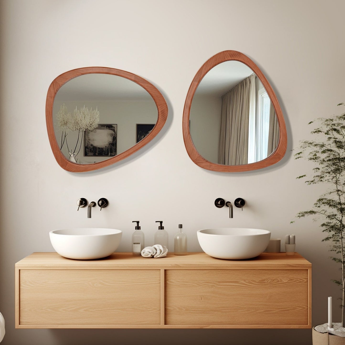 Miroir mural asymétrique en forme de galet avec cadre en pin.