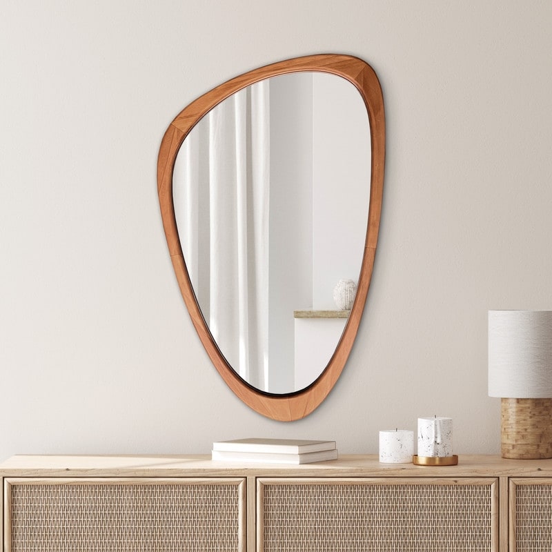 Miroir mural asymétrique en forme de galet avec cadre en pin.